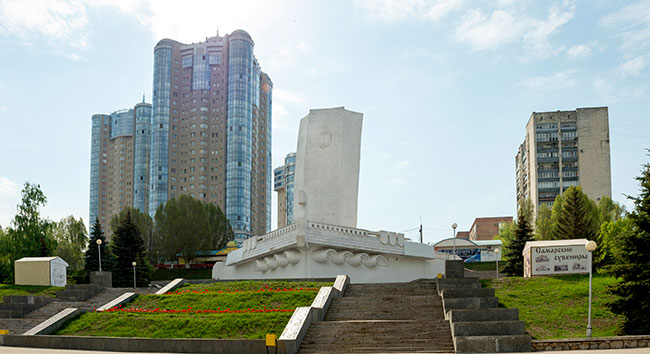 The monument Ladya (rook) on the embankment of Samara